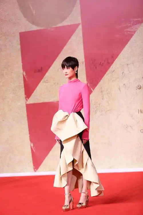 组图李宇春亮相金鸡红毯高挑粉裙优雅漫步再创时尚神话