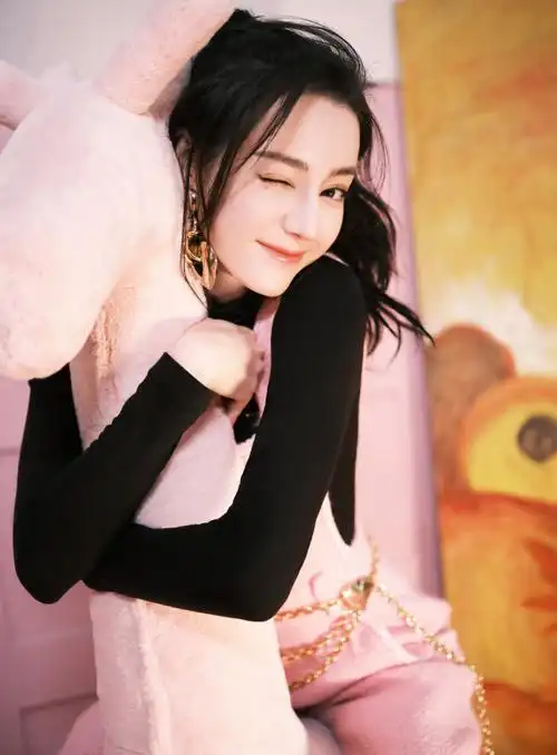 甜酷可爱迪丽热巴穿粉色背带裤元气满满