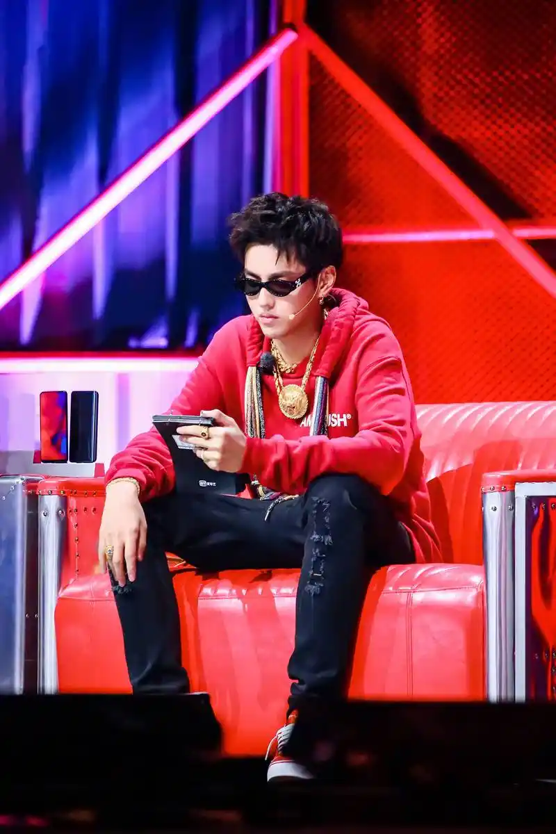 吴亦凡《中国新说唱》三套帅酷造型,魅力非凡惊艳全场,来跟他一起 skr