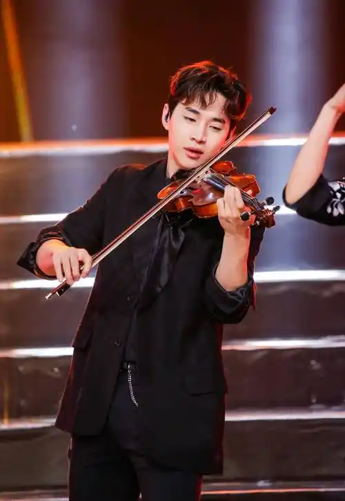 刘宪华休闲穿搭,深色系搭配尽显绅士,满满的休闲随心感_时尚_潮流