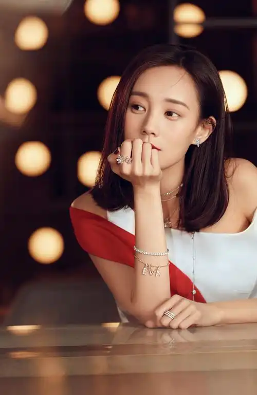 李一桐优雅气质珠宝写真图片