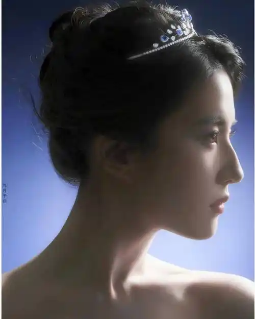 高叶时尚的唇 刘亦菲驼峰鼻 莫文蔚的美腿 ,她们自带时尚单品_女子