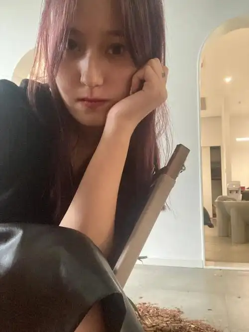 露营风自拍一只脚侧面坐怎么拍都美