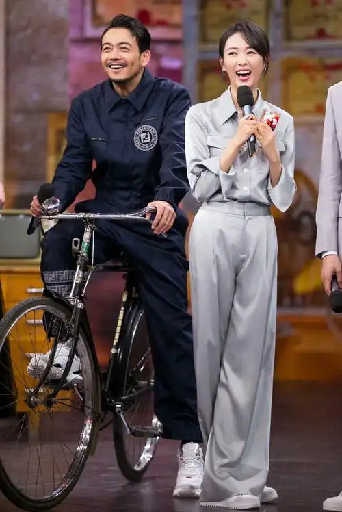 童瑶在巴黎坐地铁被拍身材高挑气质出众生图比章子怡更漂亮