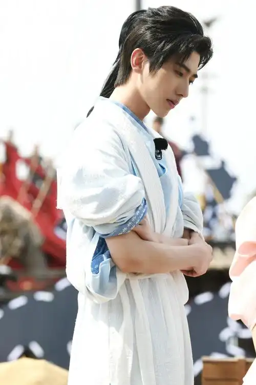 蔡徐坤今晚奔跑吧古装新造型