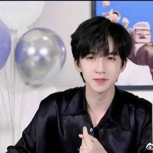 贺峻霖2021,爱霖如一#贺峻霖比心虽迟但到 你想要哪一款手指比心