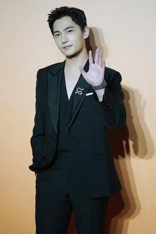 杨洋生图也很帅黑西装配v领衫真高级但看着挺冷脖子都红了
