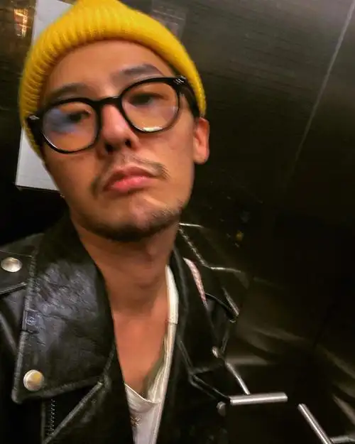 权志龙  你要化过很多次浓妆才能欣赏素颜的清晰.