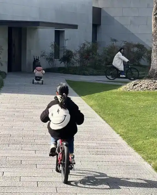 朱亚文除夕晒照秀婚戒,带老婆孩子外出骑单车放风,背后偷拍母女三人