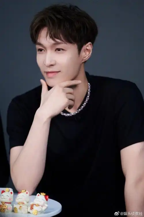 张艺兴连换五套衣服