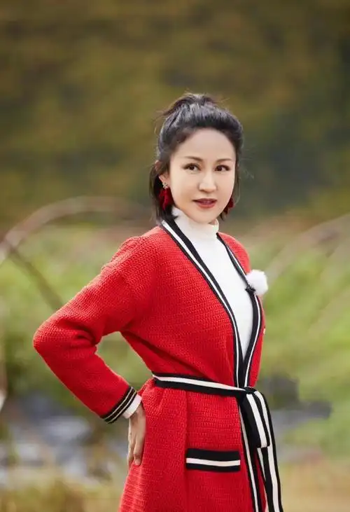 46岁鲍蕾真年轻,穿红色针织开衫搭破洞小黑裤,时髦又显气质!