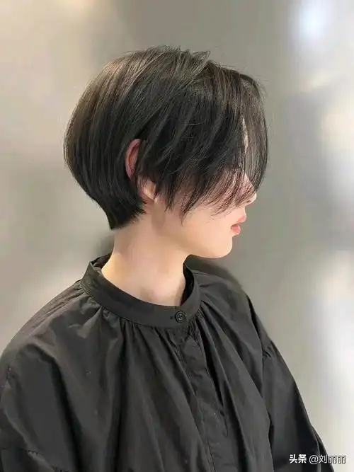 头发稀疏的人:留狼尾需要头发比较浓密,否则,头发