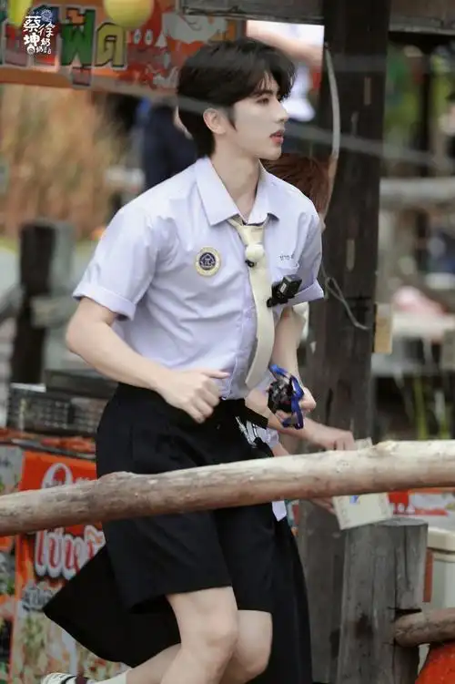 奔跑吧蔡徐坤##奔跑吧校服路透