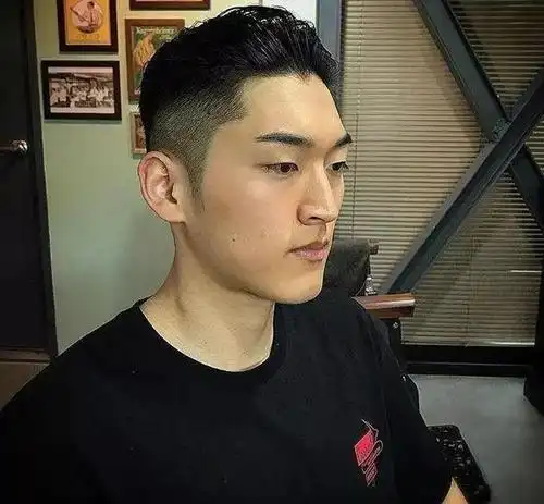 三面光男生短发侧面效果,搭配帅气的背头造型,很休闲的感觉,让人