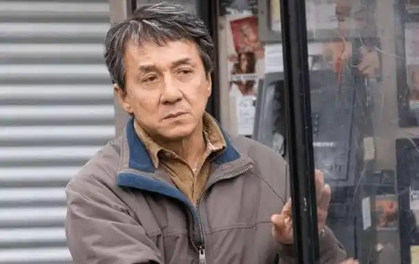 成龙近况吓坏众人!满头白发步履蹒跚,大哥也不得不服老了