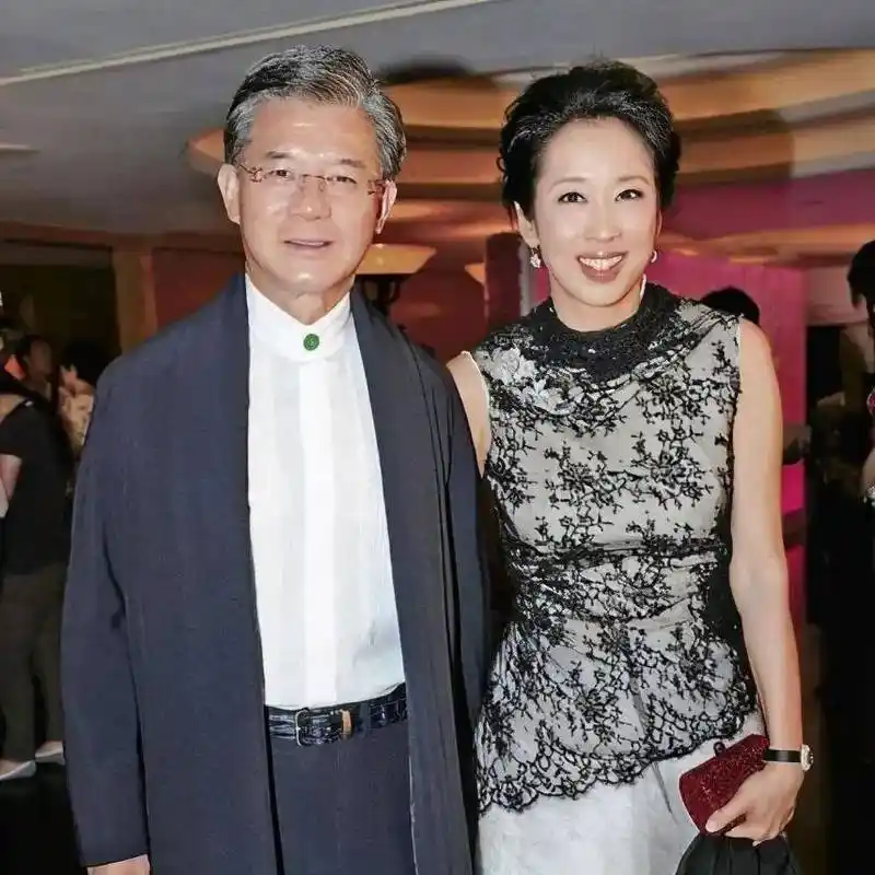 朱玲玲还出席了葬礼,可见罗康瑞对于朱玲玲和霍家的关系是很维护的