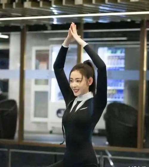 深受众多粉丝的关注与爱戴,身高165cm的张天爱,体重只有48千克,这对于