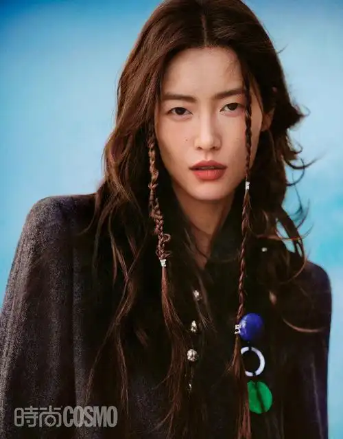 时尚大片#时尚cosmo 8月号29周年封面人物,穿着gucci服饰亮相,酷美