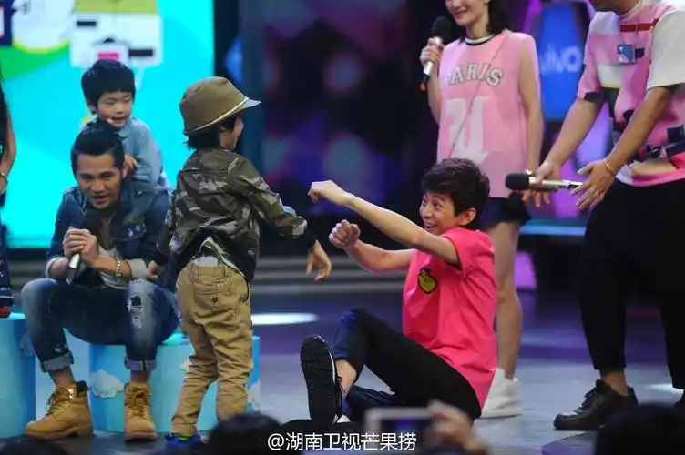 快乐大本营# 一组何三岁和爹地宝贝们的表情包get