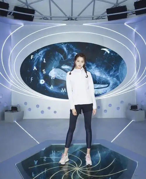 关晓彤到底多高?和张艺兴站一起才知道,网友:黄景瑜才能hold住