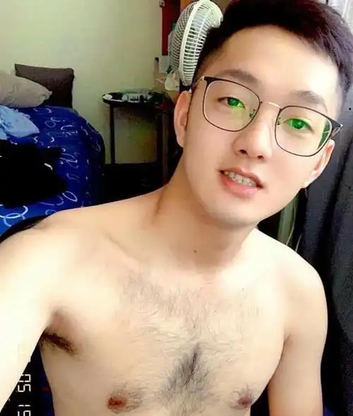 胸毛旺盛的斯文帅哥,很上头哦