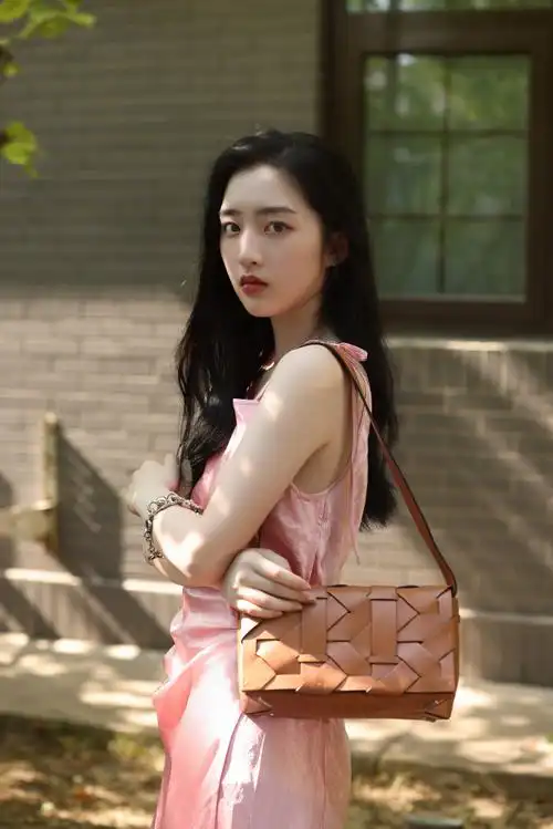 dissona星光#演员邓恩熙清新演绎全新#织序系列#经典棕色包身搭配