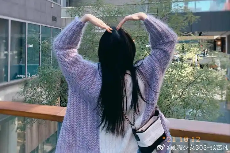 永远可爱,永远大笑,永远大步向前走,对着生活比耶