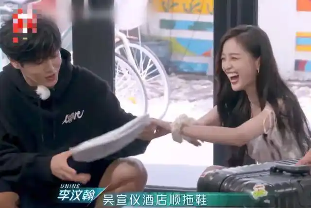 有种"节俭"叫吴宣仪,节目上公开行李箱,刷新对女明星消费认知_李汶翰