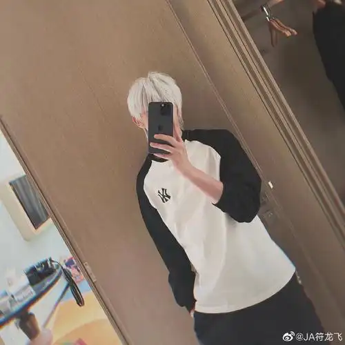 符龙飞生日照##符龙飞晒对镜自拍