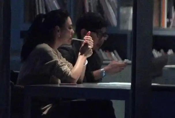 又被媒体抓包angelababy室内抽烟姿势老练戒烟多次又复吸