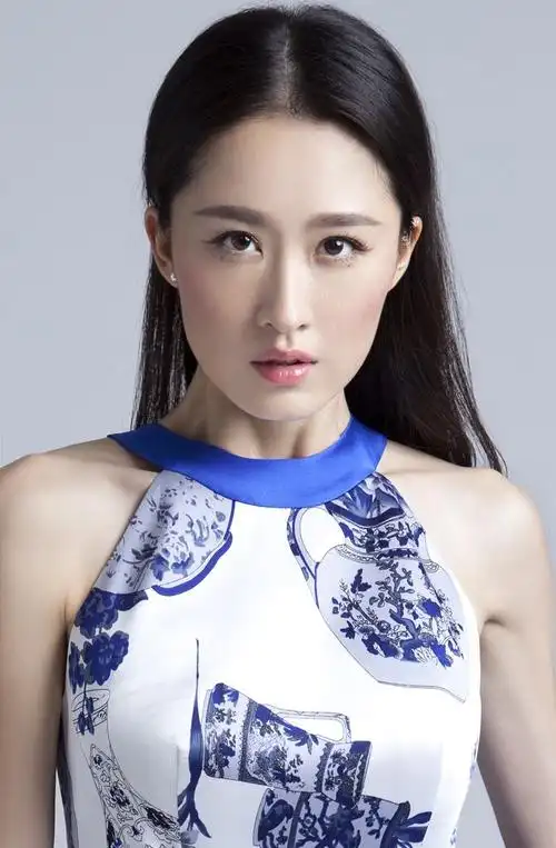 张雯古典风写真曝光 裙摆飞扬女王范儿十足