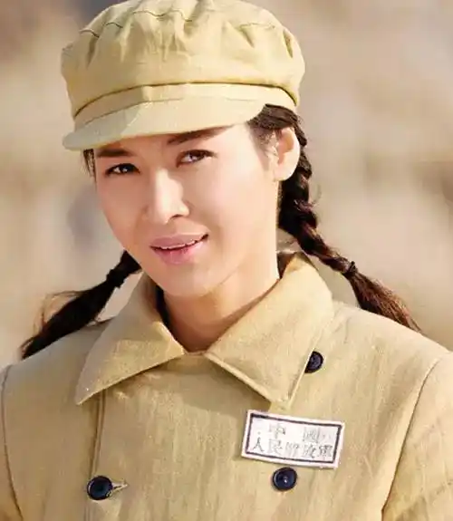 女星军装照:杨幂土气,范冰冰妖娆,最后都输给了她