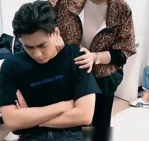 32岁李易峰录节目扭了脖子镜头拍到助理的手羡慕不来