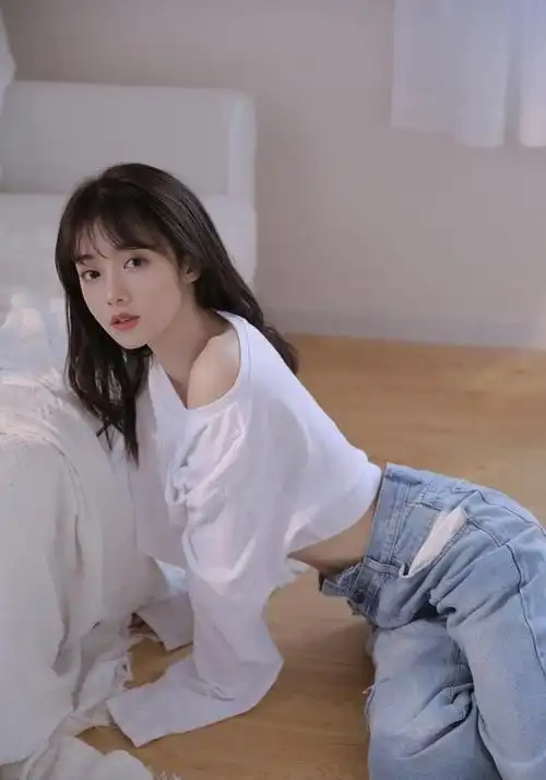 清纯的大美女,享受午后的阳光,恬静!