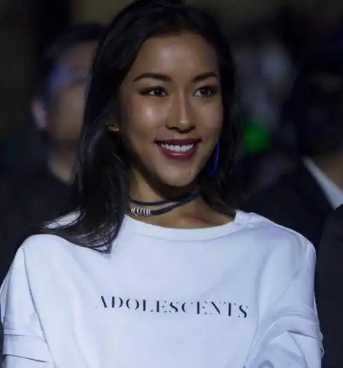 娱乐圈中皮肤偏黑的女明星除了吉克隽逸还有她