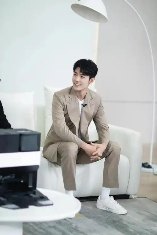 183.6厘米身高的肖战,穿一身灰色西装,简约潇洒又帅气!