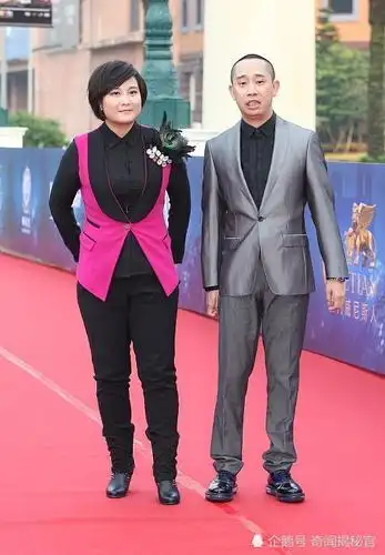 其实贾玲早已结婚!看到老公照片后,网友狂呼:好有夫妻相!