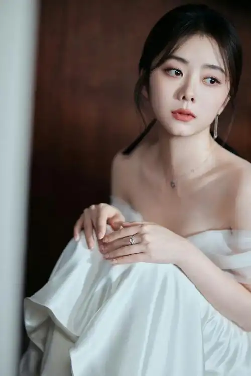 谭松韵身材曲线##谭松韵丝绸白裙