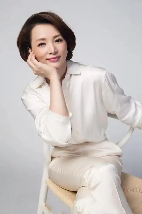 董卿素颜近照曝光穿印花衫配红色包臀裙生图看着依旧气质十足