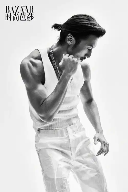 影帝谢霆锋《时尚芭莎》封面大片,对镜展现健硕肌肉硬朗身手_腾讯新闻