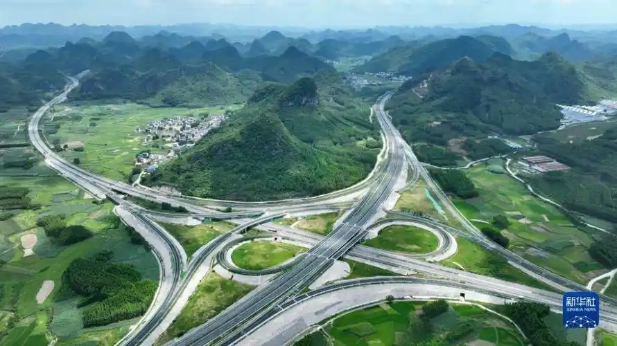 广西贺巴高速公路全线通车