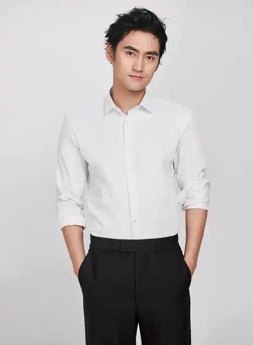 6 袁弘秋日写真曝光 眼神深邃演绎阳光成熟魅力