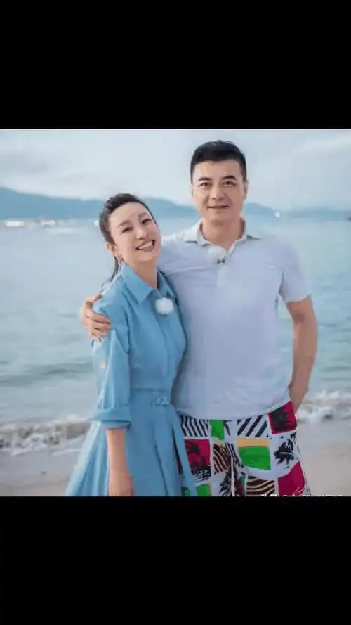 gif创作人# 秦海璐和老公王新军甜蜜出游!