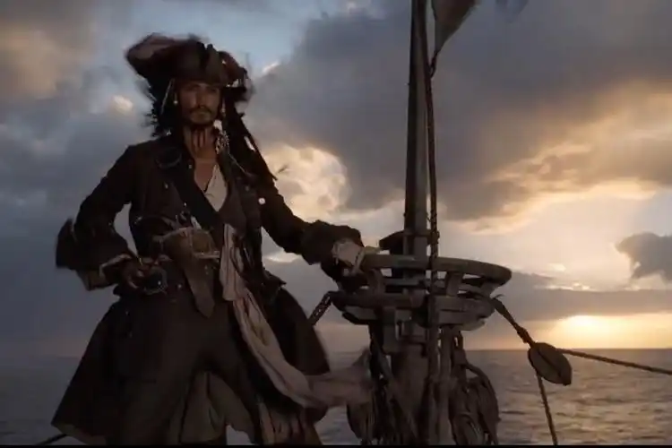加勒比海盗-不正经的杰克船长刚刚出场,船就沉了