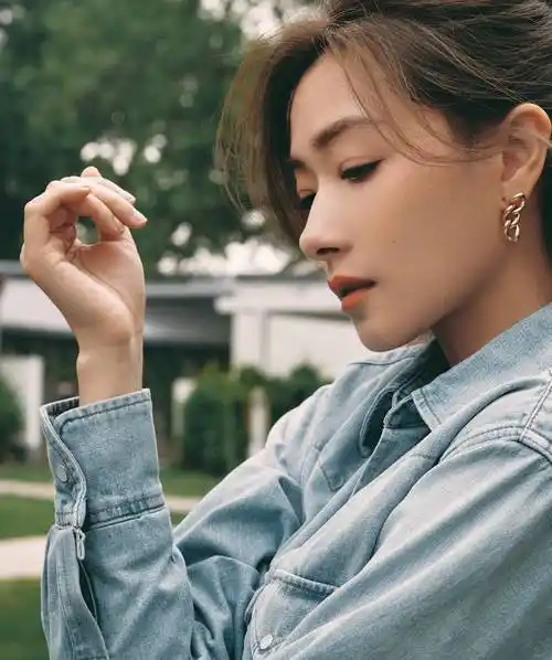 万茜黑色高开叉连衣裙高跟鞋写真,优雅迷人.一头利落的短发,干练十足.