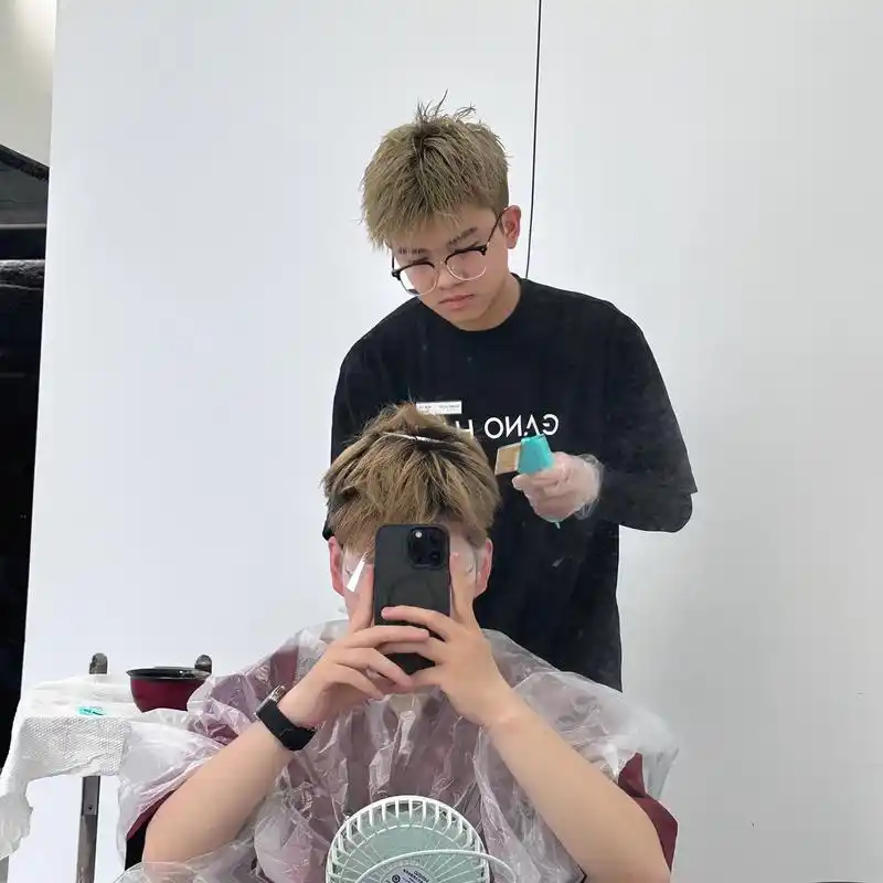 今天我去了一家理发店染头发.我一进去,理发师就问我想要什么颜色.