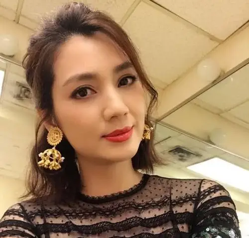 嫁小10岁老公后频繁探班,今结婚9年,她最担心的事情还是发生