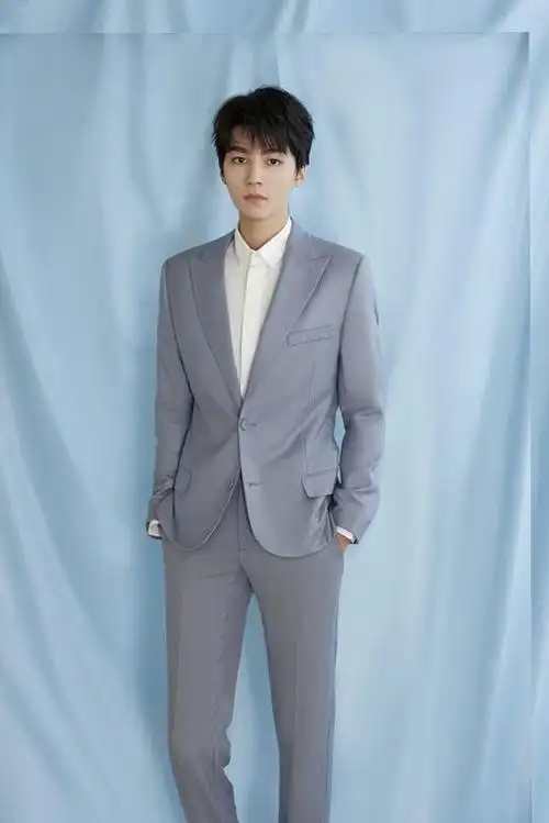 王俊凯穿西装利落简约 登台演唱显青春活力