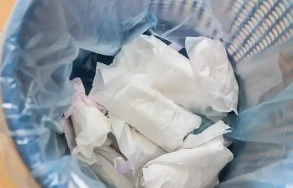 月经期间最好及时更换卫生巾,因为经血长时间停留在卫生巾上,是很容易