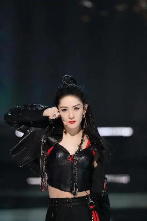 谢娜唱《她她她》引争议,高音表现不佳,声音吃力,不堪一听吗?